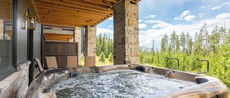 Bañera de hidromasaje al aire libre