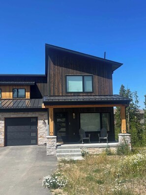 Exterior - Remote Luxury | Quiet Cul-de-sac (Fraser)