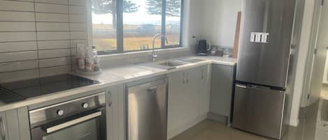 Geladeira, micro-ondas, fogão, cooktop