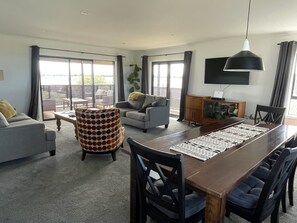 Smart TV - Ocean views in large family home (Napier)