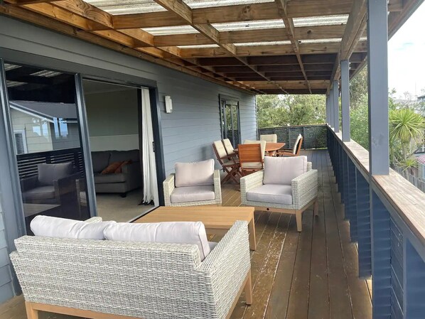 Outdoor dining - Ocean views in large family home (Napier)