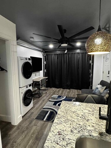 Romantic Getaway for two; 9 min drive to UNC; near downtown