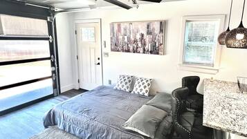 Skrivebord, wi-fi (inkludert) og sengetøy