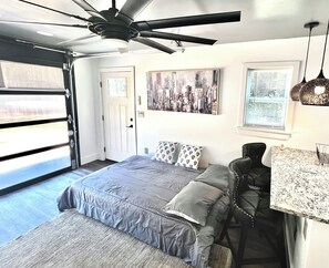 Työpöytä, ilmainen Wi-Fi, vuodevaatteet