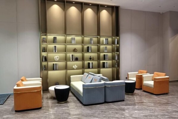 A modern lobby with a seating area, a bookshelf, and a marble floor. - Super 8 Hotel (Tongliao Railway Station Jianguo Road) (Tongliao)