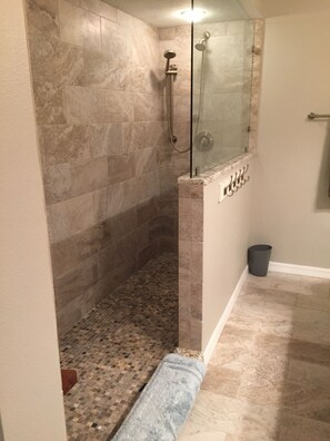 Shower, hair dryer, towels, toilet paper - Lovely 3-bedroom condo in Fort Myers with AC, WiFi (Fort Myers)