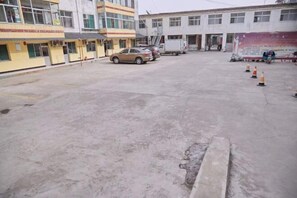 Free self parking - Yuanping Xinya Hotel (Yuanping)