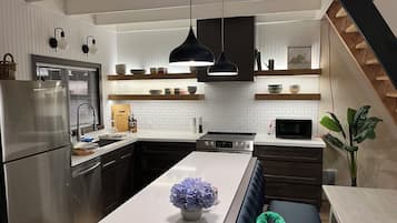 Geladeira, micro-ondas, fogão, cooktop