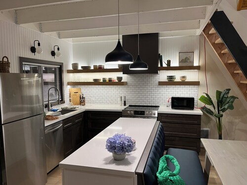 Little Giant, concrete built
Serene 2-bedroom house with WiFi in charming Coram 