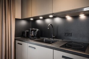 Frigorifero, forno, piano cottura, lavastoviglie