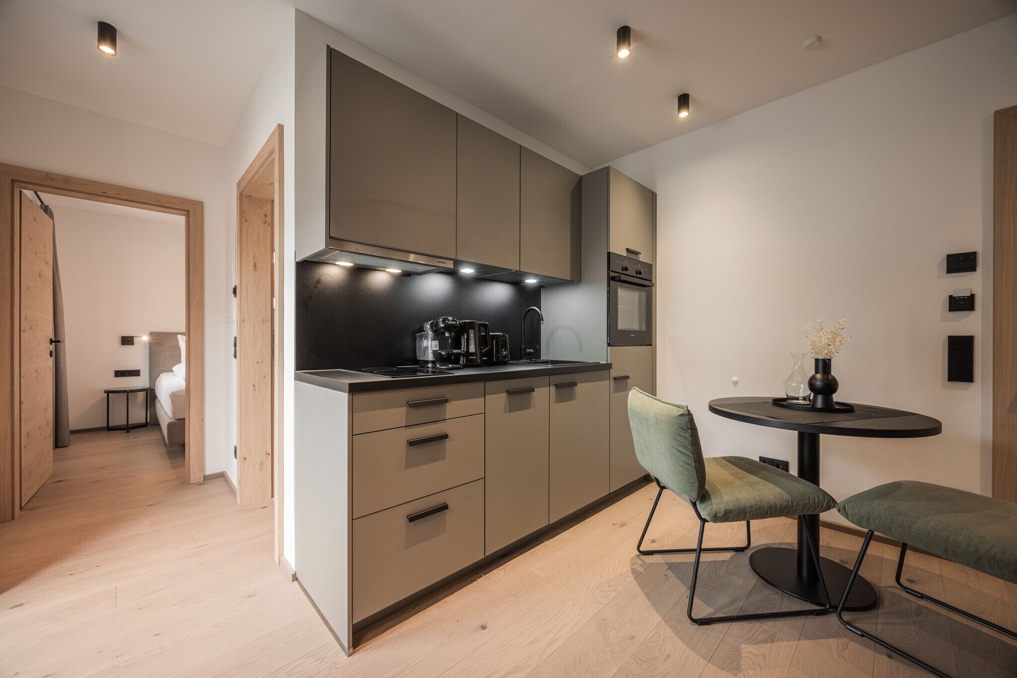Fridge, oven, dishwasher, coffee/tea maker