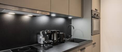 Fridge, oven, dishwasher, coffee/tea maker