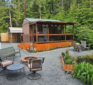 Property grounds - Pet-Friendly Tiny House on Mtn Loop Hwy w/Wi-Fi, Fire Pit , EV Charger & Pond. (Granite Falls)
