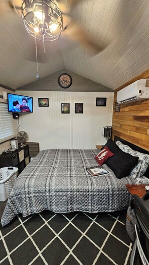 1 bedroom, desk, travel crib, free WiFi - Nook of Monte Cristo: Tiny House of Mtn Loop Hwy.  (Granite Falls)