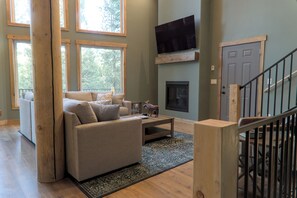 Smart-TV, Kamin, Videospiele, Bücher