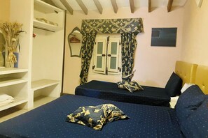 A bedroom with two beds, a wardrobe, and a mirror. - 6 Bed House Sleeps 12 - Pool, Hot Tub, Fireplace (pinoso)