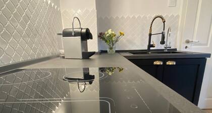 3 Bed Cottage - Sleeps 6 - Parking - Wifi