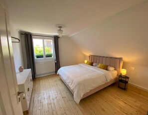 3 bedrooms, iron/ironing board, WiFi, bed sheets