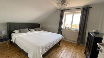 3 bedrooms, iron/ironing board, WiFi, bed sheets