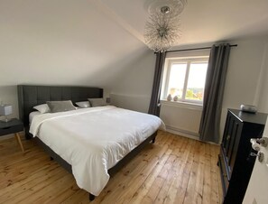 3 bedrooms, iron/ironing board, WiFi, bed sheets