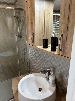 Een douche, een haardroger, handdoeken