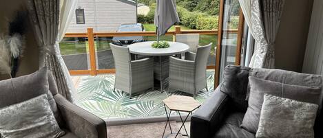 Een televisie, een open haard en een stereo