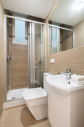 Shower, hair dryer, towels