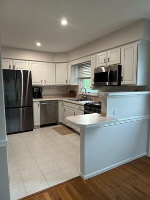 雪櫃、微波爐、焗爐、爐具