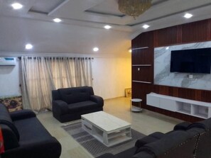 TV - House - Sleeps 6 & Free Parking (Lagos)