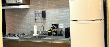 Frigorífic, microones, placa de cuina i cafetera i tetera