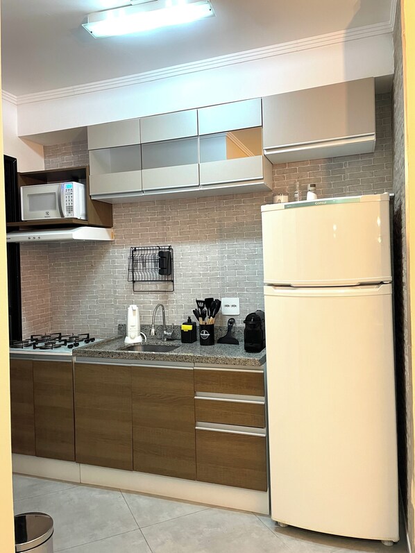 Geladeira, micro-ondas, cooktop, cafeteira/chaleira