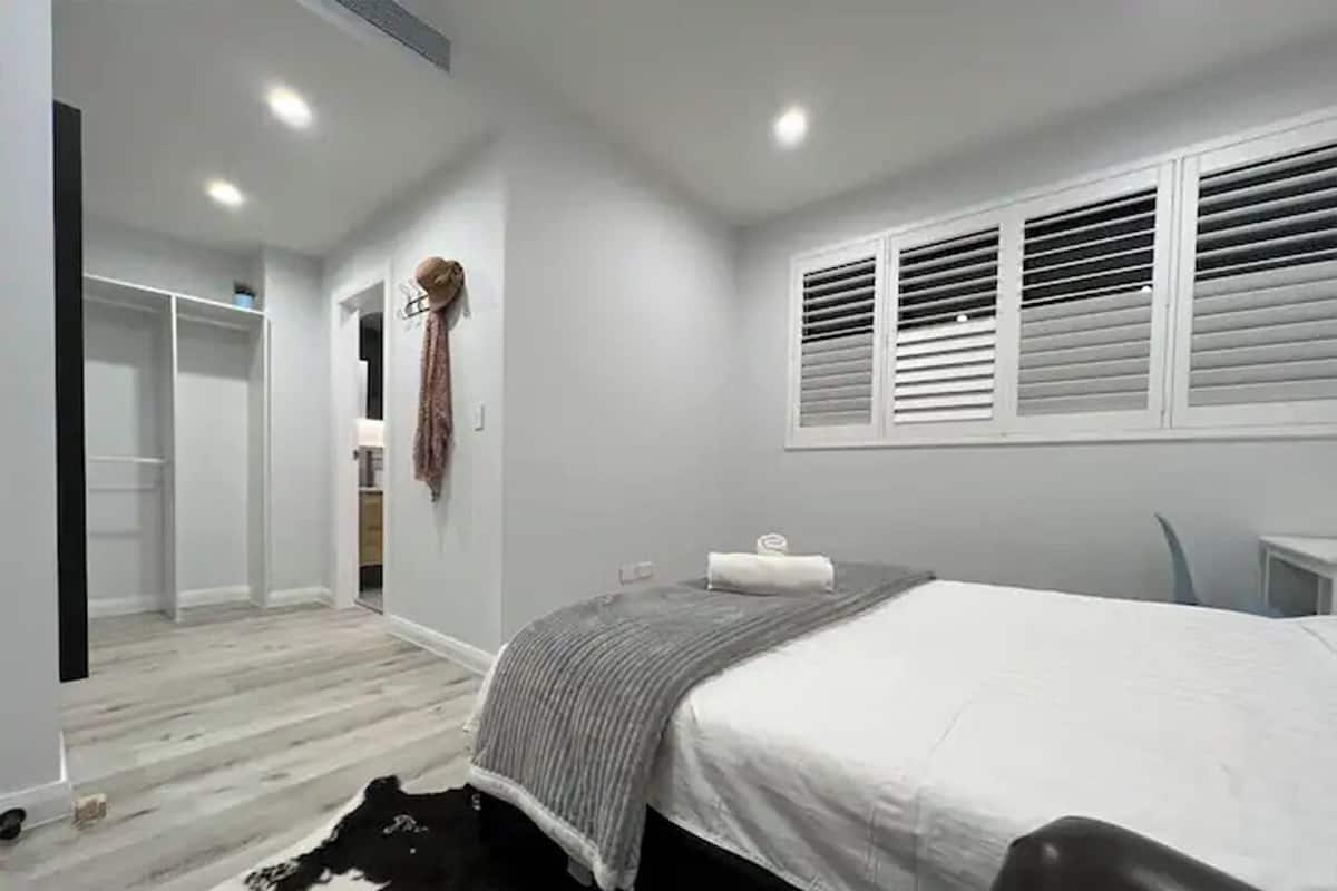 Deluxe Room, 1 Queen Bed, Non Smoking | Free WiFi