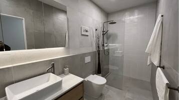 Standard Room, 1 Katil Kelamin (Double), Non Smoking | Bilik Mandi | Tuala disediakan, sabun, syampu, tisu tandas
