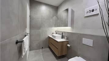 Kamar Standar, 1 Tempat Tidur Double, Bebas Asap Rokok | Kamar mandi | Handuk, sabun, sampo, dan tisu toilet