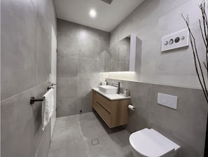 Standard Room, 1 Double Bed, Non Smoking | Bathroom | Towels, soap, shampoo, toilet paper