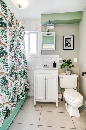 Sèche-cheveux, serviettes fournies, savon, shampoing