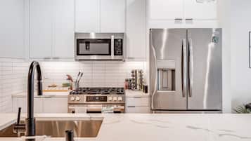 Refrigerador, microondas, horno y parrilla de estufa
