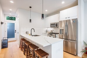 Fridge, microwave, oven, stovetop - Perch - Charming 2BR with parking, AC, and a rooftop view (Seattle)