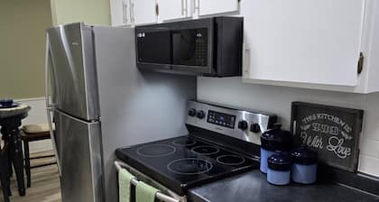 Cozy 1-bedroom in West 7th with WiFi, AC, sofabed, full bath and kitchen