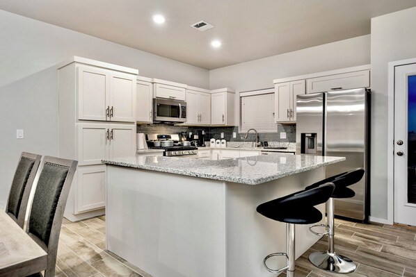 Refrigerador, microondas, horno, placa de cocina