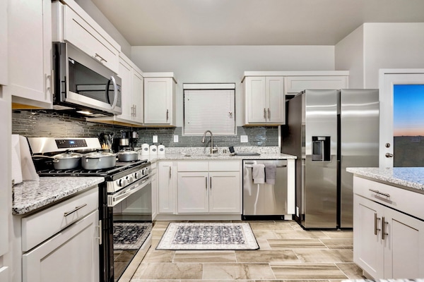 Kjøleskap, mikrobølgeovn, ovn og kokeplater