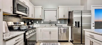 Lovely 3-bedroom 3baths house in Las Cruces with AC, WiFi. Enjoy!