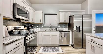 Lovely 3-bedroom 3baths house in Las Cruces with AC, WiFi. Enjoy!