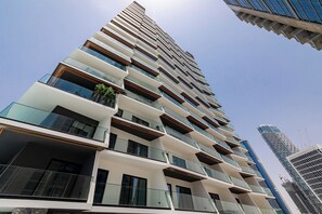 Exterior - Binghatti Canal 1BR with view on Marina (Dubai)