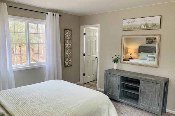 3 soverom, skrivebord, strykejern/-brett og reiseseng for barn