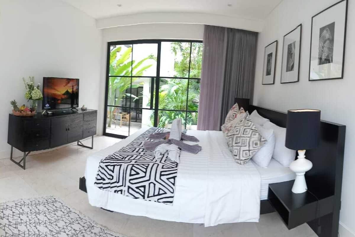 Room, 1 King Bed, Non Smoking | Egyptian cotton sheets, premium bedding, in-room safe, soundproofing