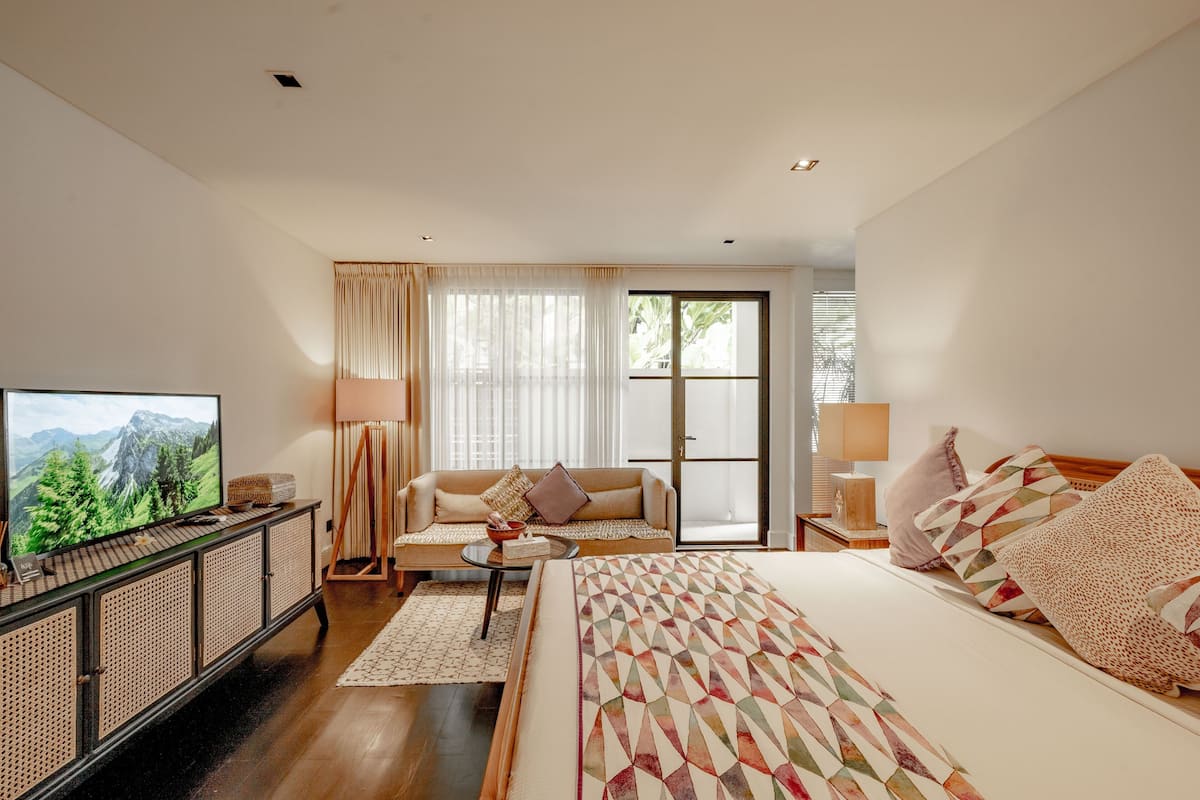 Room, 1 King Bed, Garden View | Egyptian cotton sheets, premium bedding, in-room safe, soundproofing