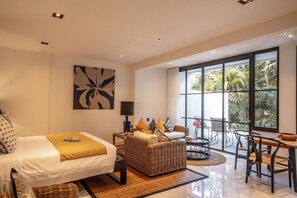 Rom, 1 kingsize-seng, elveutsikt | Sengetøy i egyptisk bomull, sengetøy av topp kvalitet og safe på rommet