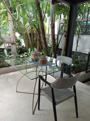 Room, 1 King Bed, Non Smoking | Dining room