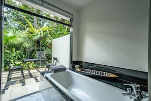 Room, 1 King Bed, Garden View | Bathroom